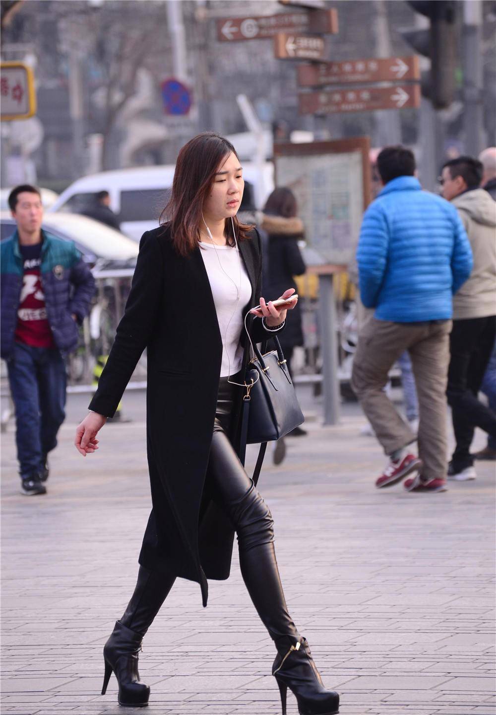 8厘米的高跟真皮短靴,搭配紧身皮裤,外面一件黑色呢子大衣_的设计