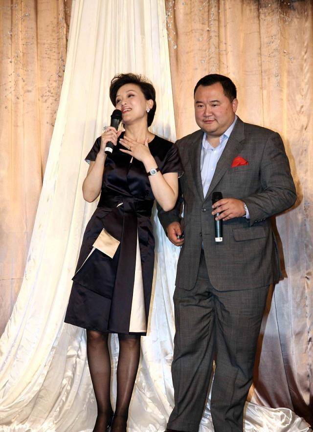 很多人认为杨澜嫁给形象如此一般的男人,多半是为了钱,但杨澜坦言,和