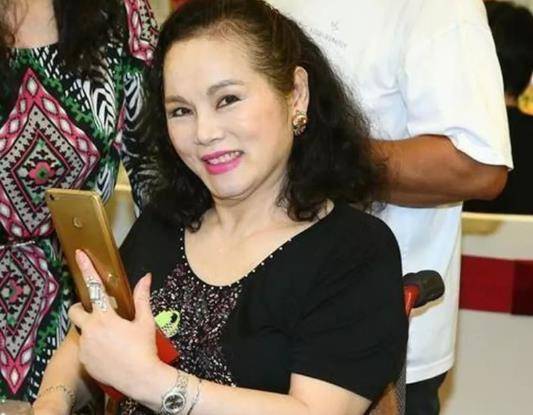 歌手瘫痪40年家人不管,收入中断太悲惨,哭喊着想要活下去_李珮菁_李佩