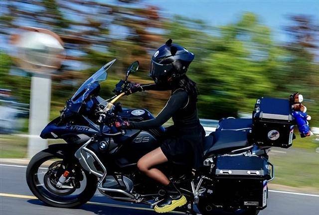 苏乞儿骑摩托车欲冲卡上高速,被拦摔倒索赔,为流量连命都不要了_视频