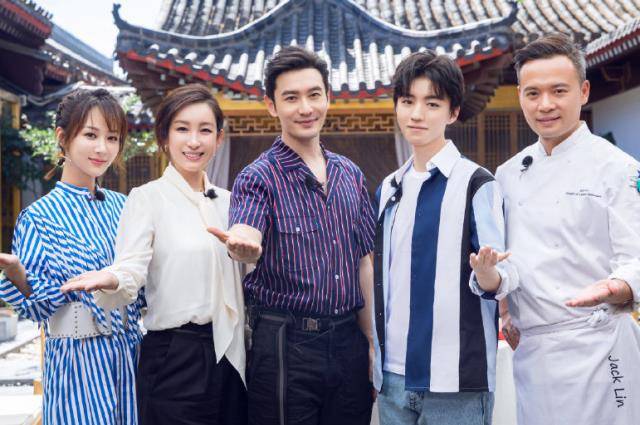 杨紫坐秋千吓到闭眼睛,王俊凯很皮但有分寸,手一直没松开_因为_姐弟