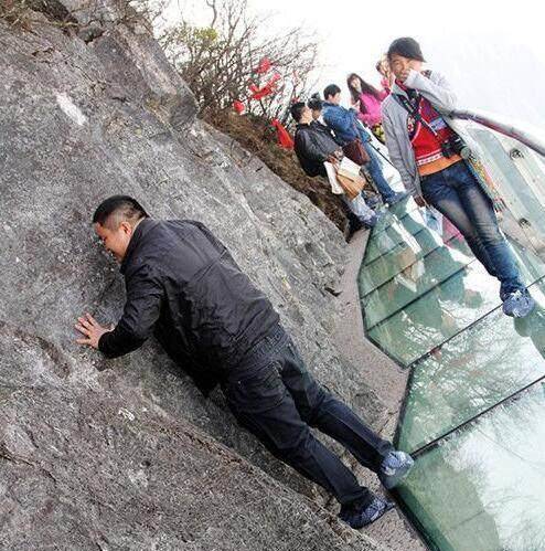 恐高症测试图,端午美女模特着棕叶比基尼亮相玻璃栈道_韦诞_活动_匾额