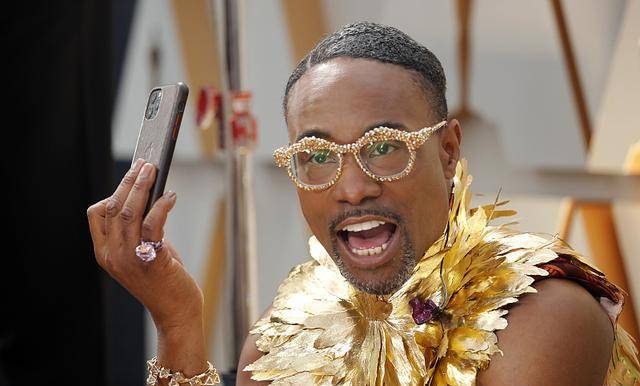 比利波特奥斯卡红毯扮相金属背心油画长裙对镜微笑气场全开_比利