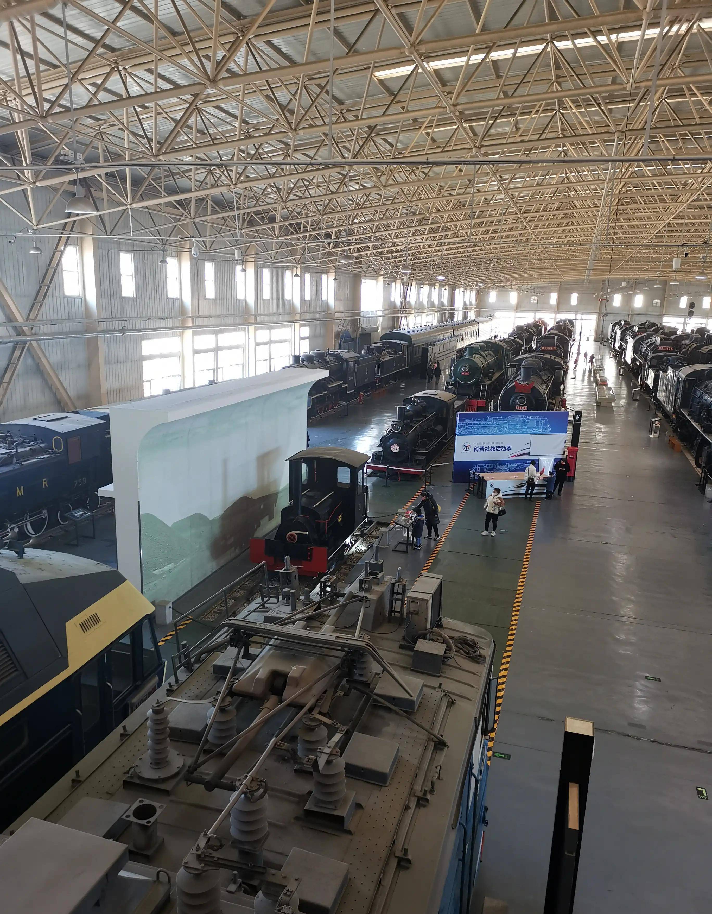 在高铁上,也设立一个吸烟车厢或者是吸烟区,加强管理,不就行了吗?