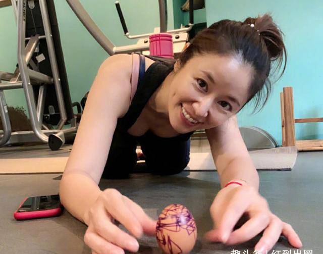 44岁林心如海边晒照秀美背,长腿太吸睛,直言:羡慕别人穿泳衣_霍建华