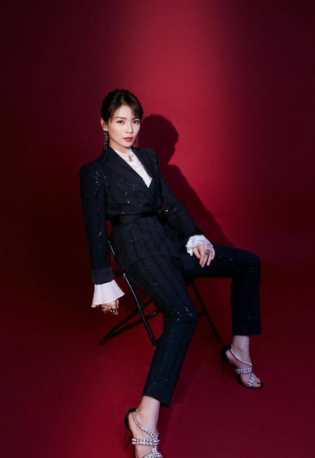 珍珠的配饰让人看起来十分高贵优雅,凉鞋的款式露出了,涂着红色指甲油