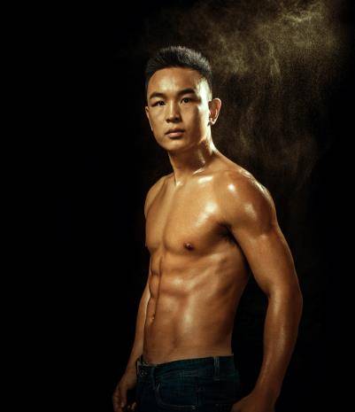 铁英华的紧张表现得很明显,肌肉和动作都特别拘谨,第一回合中还被渡部