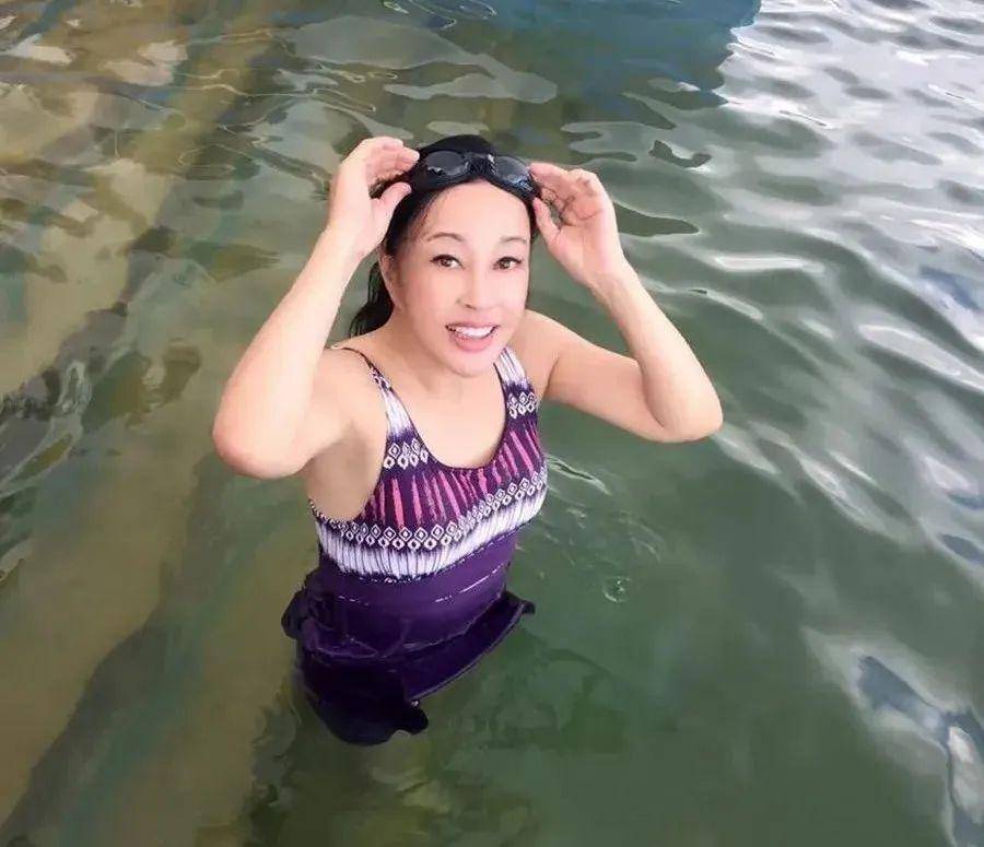 当58岁刘嘉玲和70岁刘晓庆同穿吊带泳装_泳衣_身材_女性