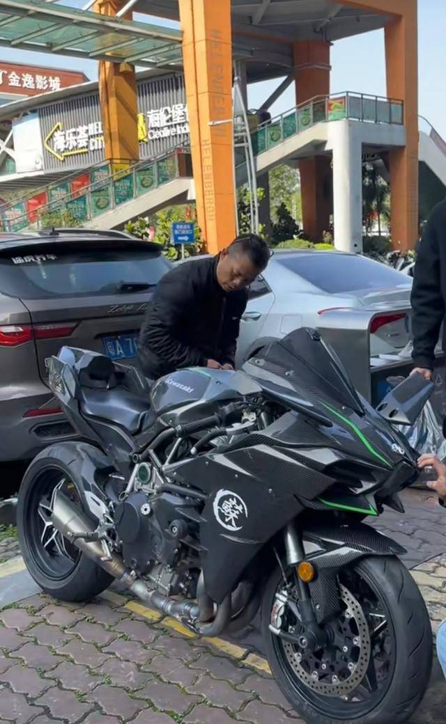 网红苏乞儿在广东高速闯卡被拦截摔倒,网友:道歉_摩托车_视频_交通法