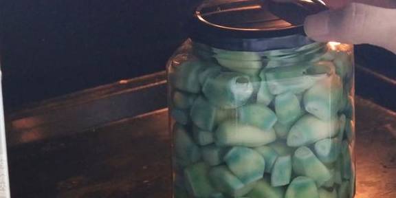 腌腊八蒜时，最忌直接加醋腌，掌握3个小窍门，8小时就碧绿又入味(图8)