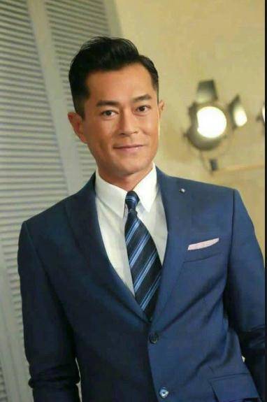1996年,古天乐也接受了《乾隆大帝》的邀约,搭档正转型的翁虹,拍戏很