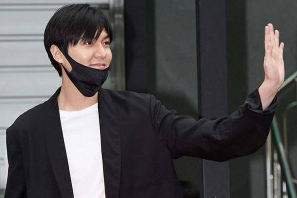 李敏镐短裤装扮晒长腿,粉丝改图为他加上毛毯长裤,非常的搞笑