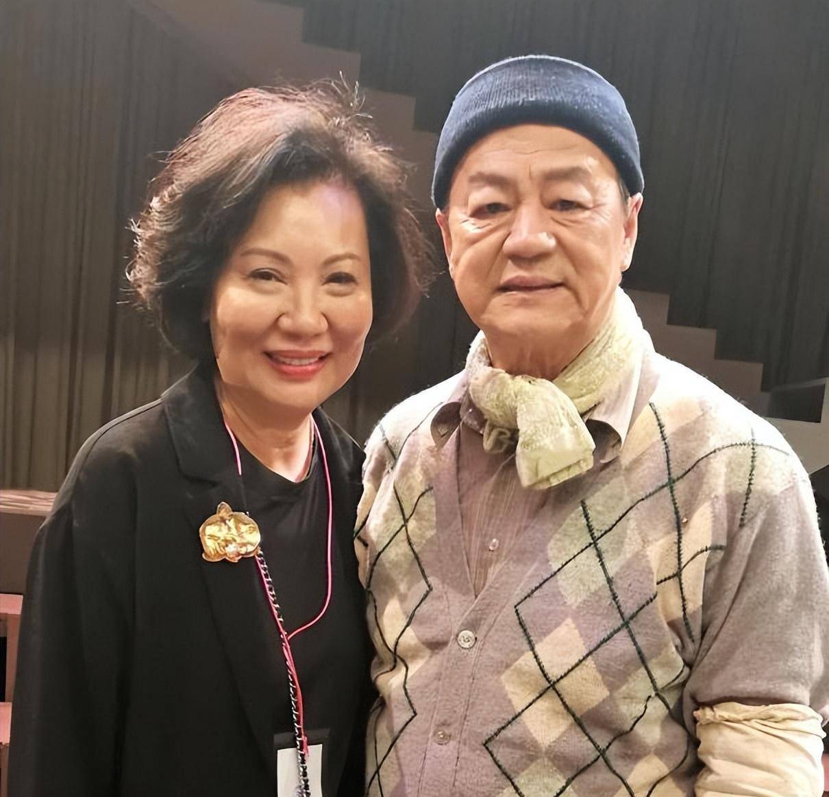 76岁狄龙发生车祸,百万豪车被撞废,妻子站在车旁很心疼_车子_巴士