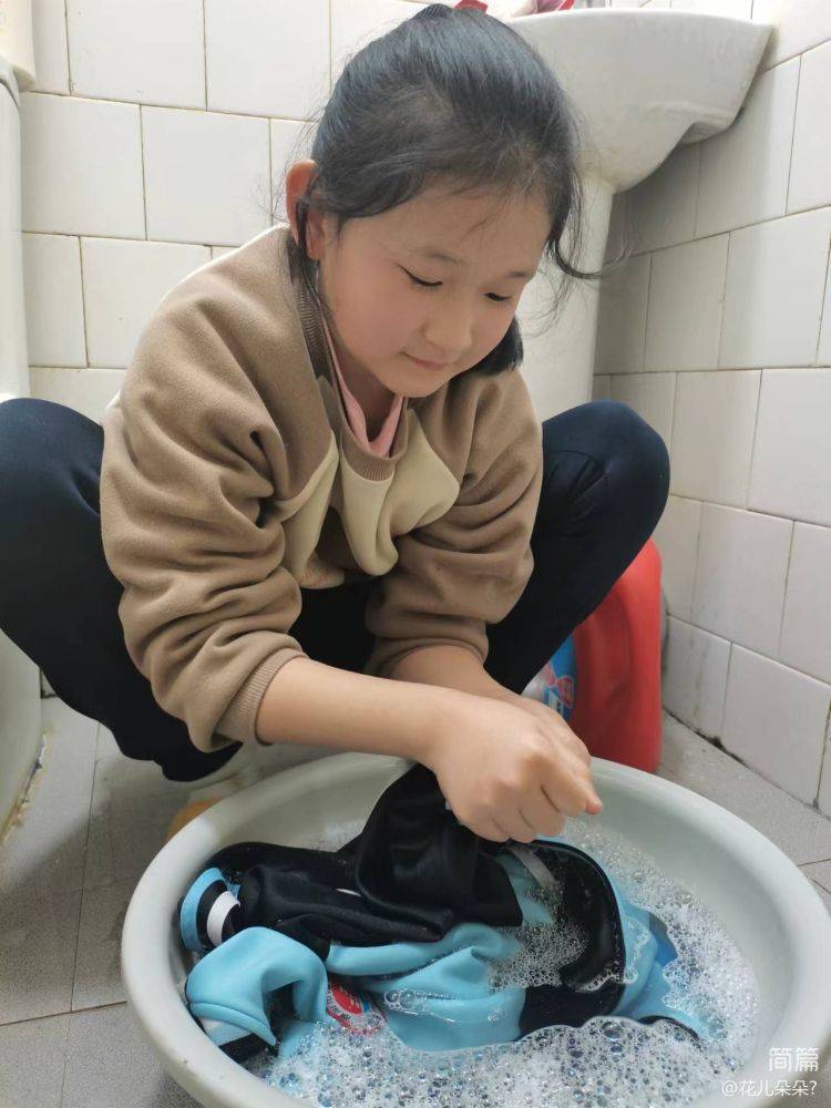 濮阳市油田第十二中学三年级一班开展"清洗校服 珍藏回忆"主题活动