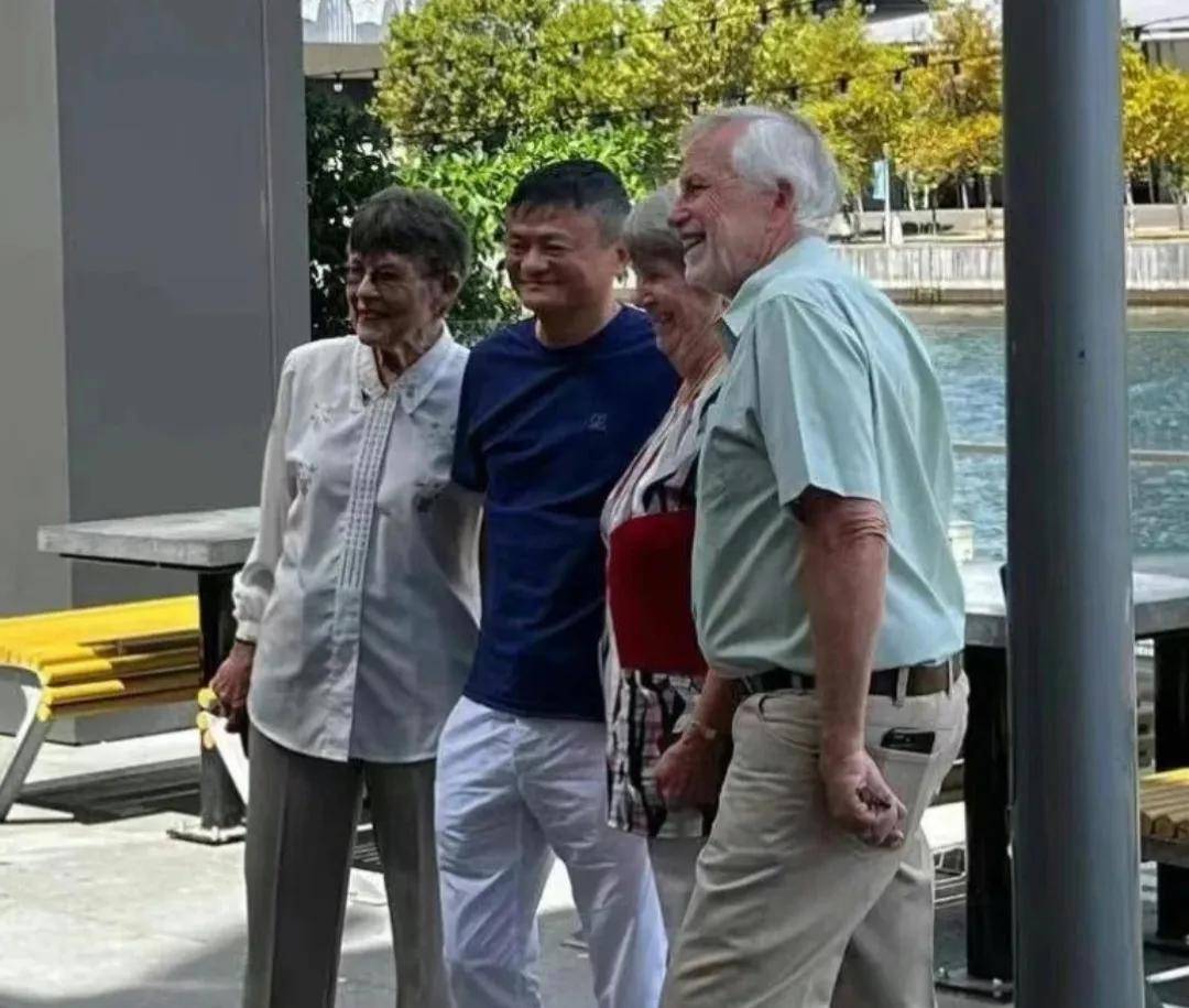 马云现身墨尔本,两鬓斑白,脸型发福,穿15元布鞋喝可乐引发热议_东京