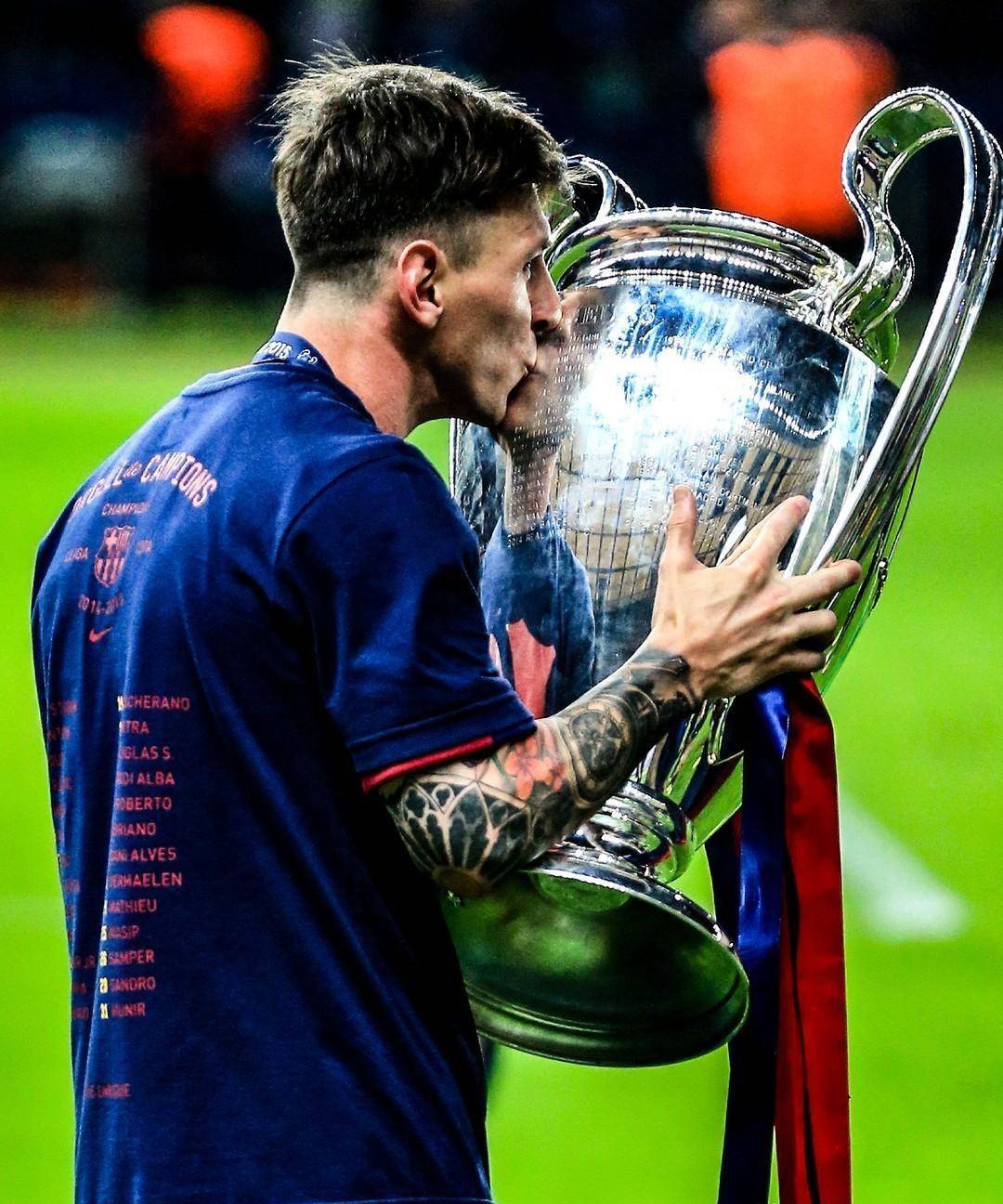 巴萨时期的梅西捧杯而梅西想再次捧起欧冠奖杯也越来越难了.