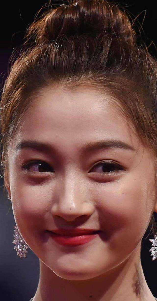 关晓彤无修生图太圈粉,脸上毛孔都能看清,皮肤状态好真实_处理_细节