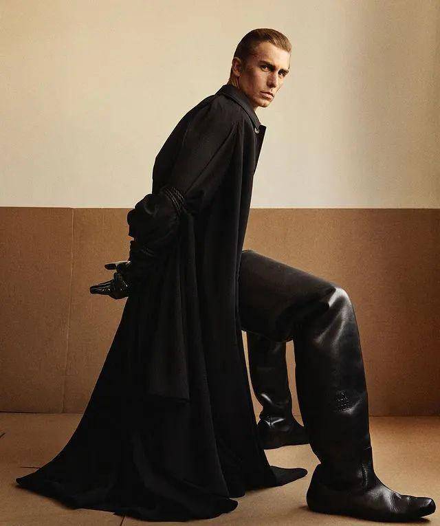 他首次获得意大利时尚圈的肯定,成为阿玛尼男模面孔_yates_james_外形