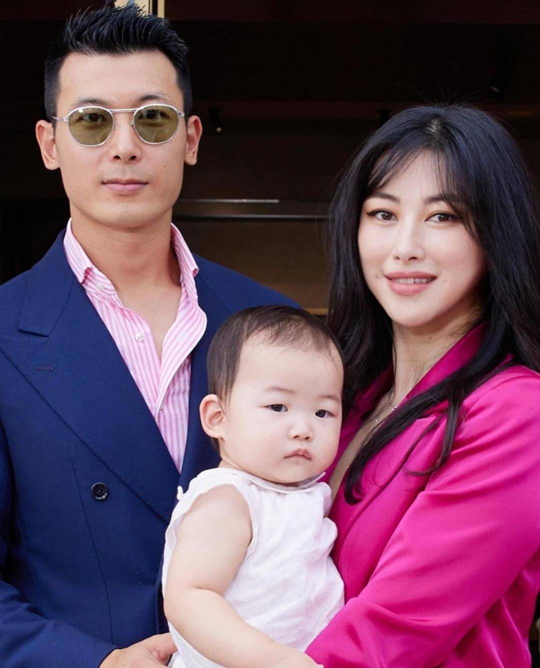 朱珠将送1岁女儿上幼儿园,小珠宝亲自物色学校,神态