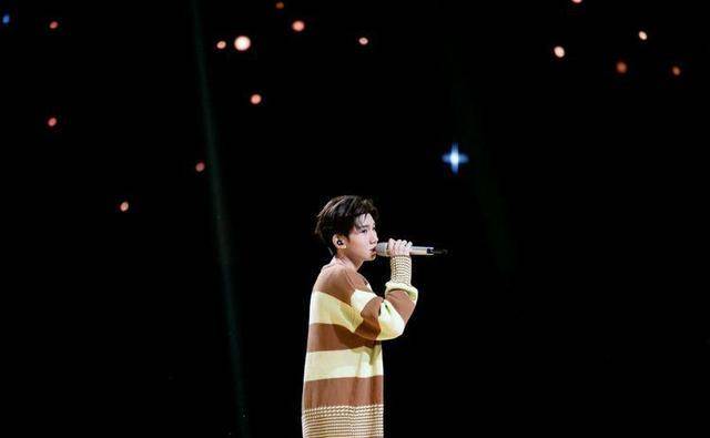 今晚《谁是宝藏歌手》王源新歌舞台首秀,带来了一份,夏日的美好