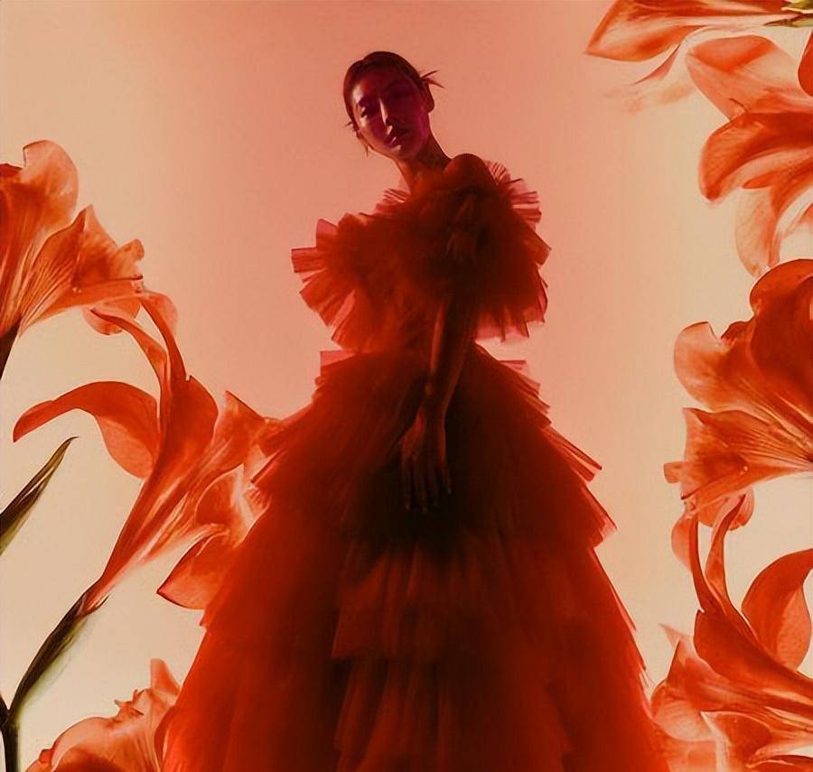 《单身即地狱》姜素妍时隔10年推新曲,"超仙洋装"一改健美形象