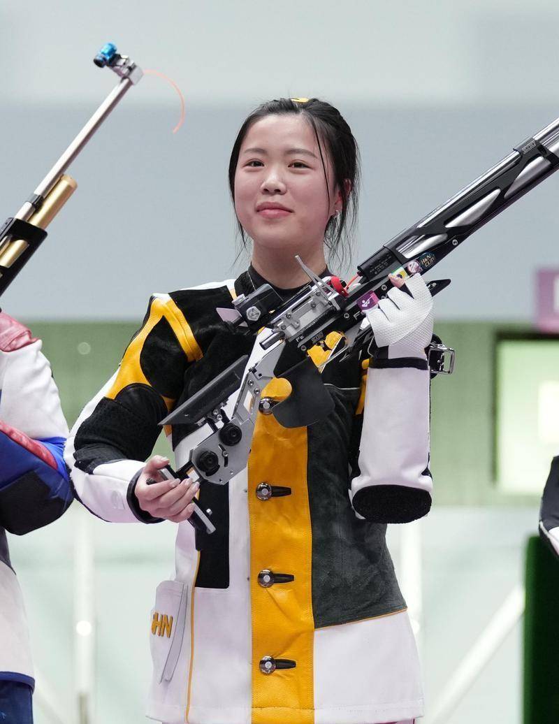 "杨倩:18岁上清华,20岁奥运夺冠,如今因穿衣惹争议_比赛_射击_全国