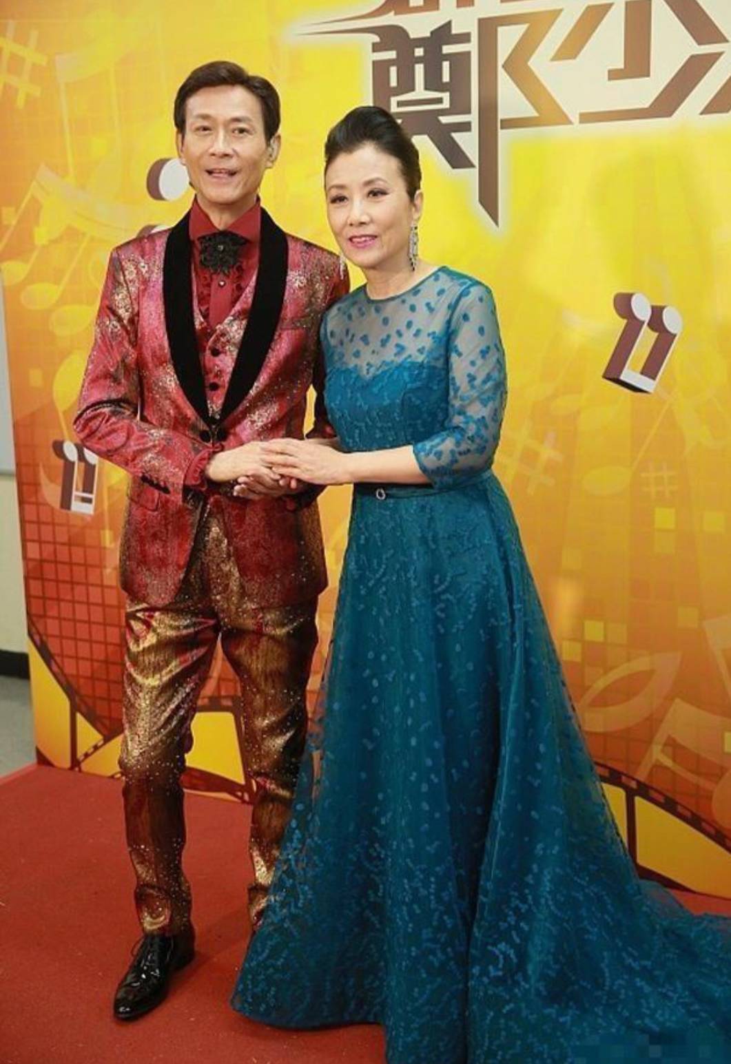 汪明荃郑少秋机场偶遇,一个穿大衣优雅知性,一个穿夹克帅气依旧_服装