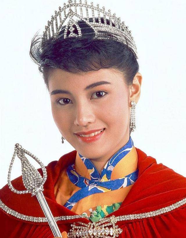 18岁获港姐冠军,50岁遭遇美人迟暮,李嘉欣"跛脚脸"让人意难平_儿子