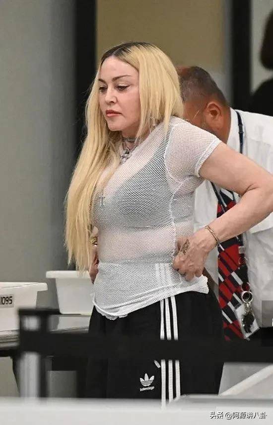 64岁麦当娜裸上身出镜,身材火辣不服老,粉丝却表示厉害_女神_双手