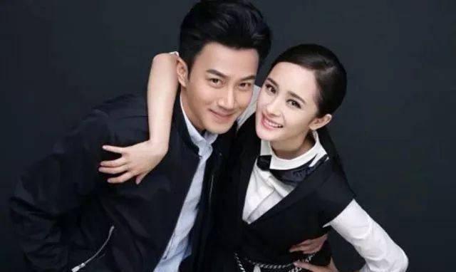 一男子频频晒与杨幂合影,而且动作还蛮亲密!网友:有点过分了!