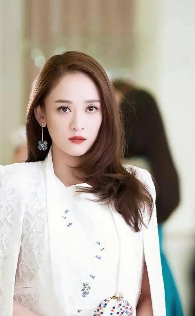 金发性感的陈妍希,"变脸"柔美的陈乔恩,双花争艳抢占九号摩登_牛仔