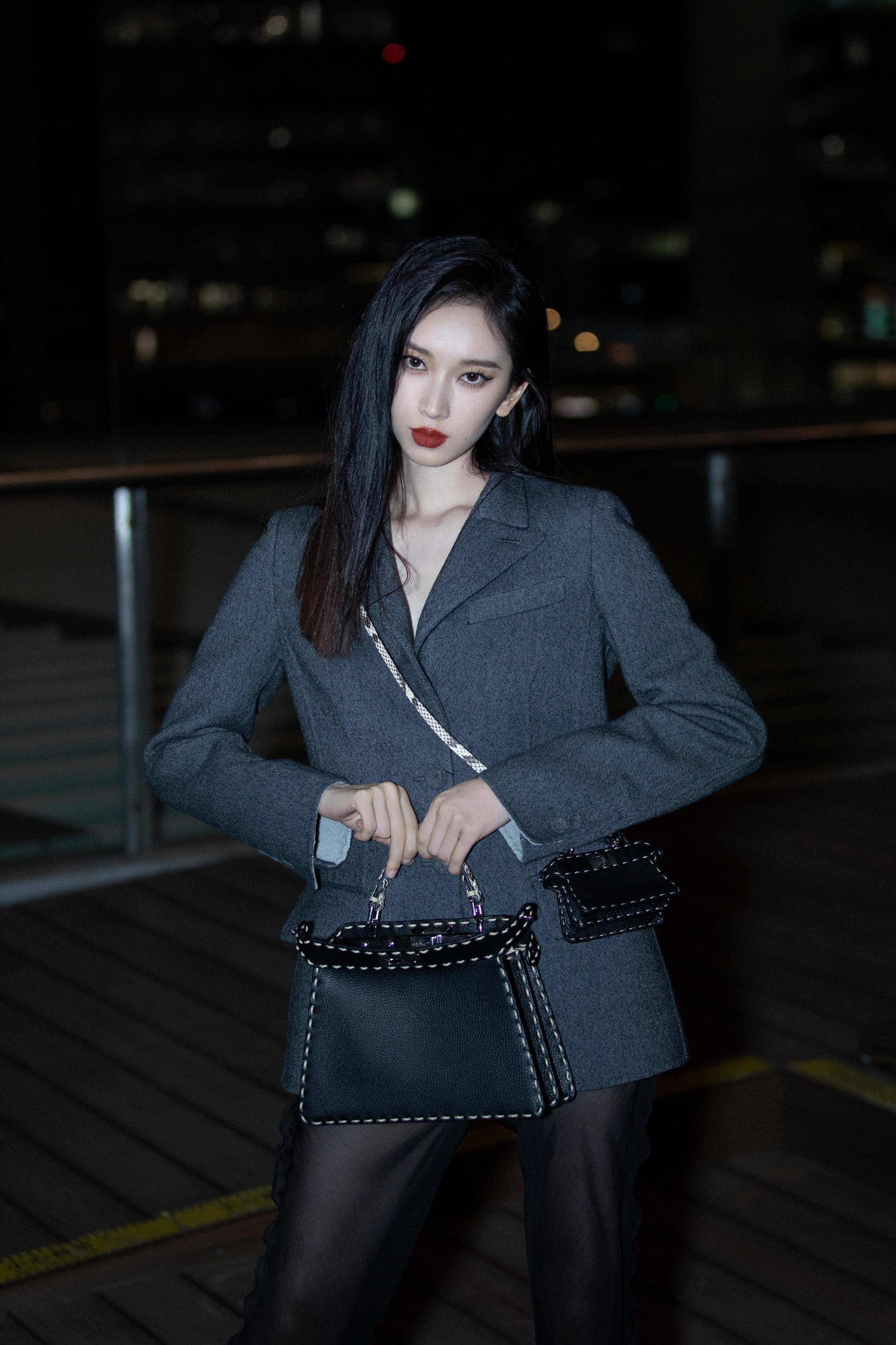 明星写真:刘令姿西装丝袜裤搭配中筒靴时尚摄影,造型大胆前卫_碰撞