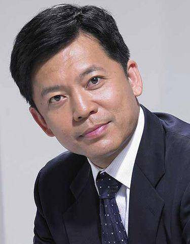 国家一级演员何政军29岁娶初恋为妻,婚后住9平米宿舍,如今幸福吗_表演