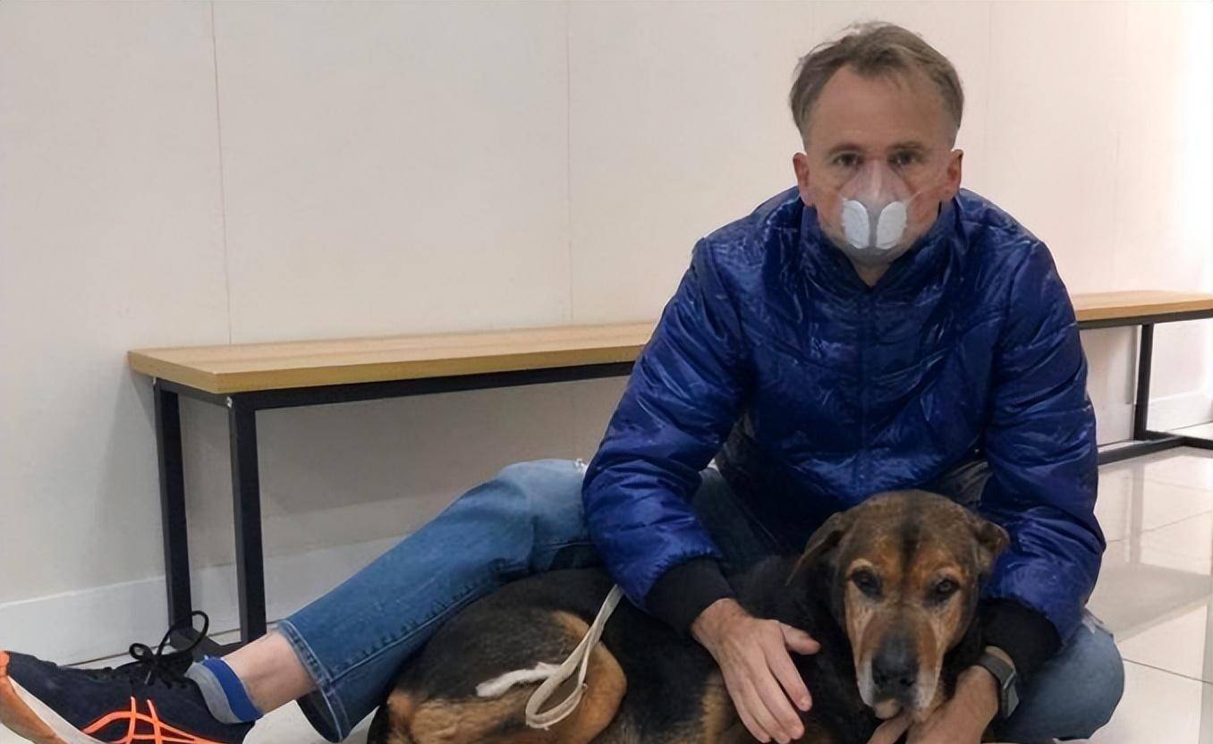 2020年在朋友的帮助之下成为了一位爱狗人士旗下产品的代言人,生活