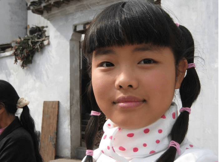 而英子的扮演者王莎莎,当初在小兵张嘎里虽是主角但并没有留下太深的