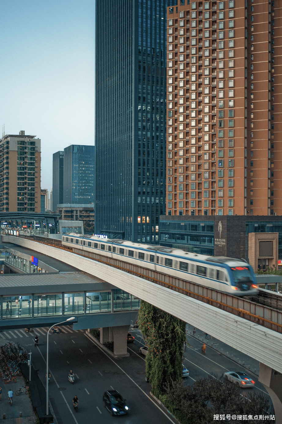 当下,武汉第一条轨道交通轻轨1号线,让古田与城市核心区紧紧相联,并与