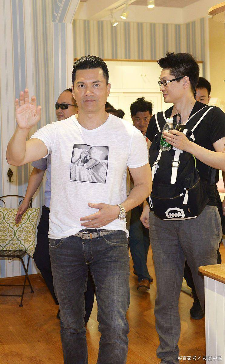 吕良伟庆生,头发乌黑与妻子十分甜蜜,网友质疑整容太过了_皮肤_年龄