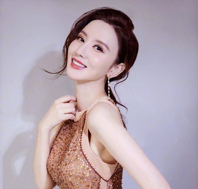 在选秀中靠制片人身份走红:张萌,你不做演员了吗_神话_沙海_钢琴