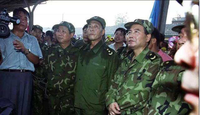 董万瑞,57岁抗洪将军,他带领着手下官兵,凭借坚强的意志筑起了一道人