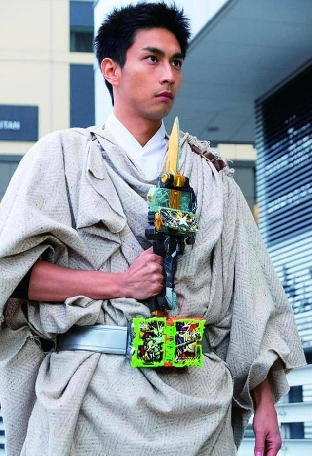 假面骑士圣刃过渡形态原始飞龙官方剧照把书印在胸口的暴走骨龙_感觉_