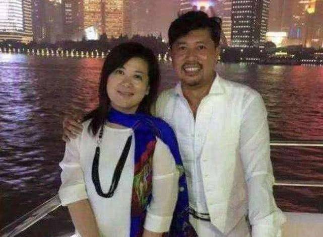 她的老公也是我们曾经熟悉的演员佟瑞欣,他演过《梅花三弄》,《长沙