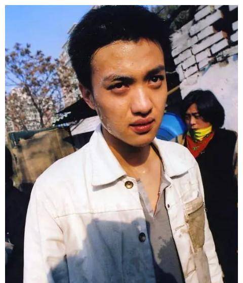 海岩《深牢大狱》中饰演男一号刘川周一围第一部担当主演的大戏,是