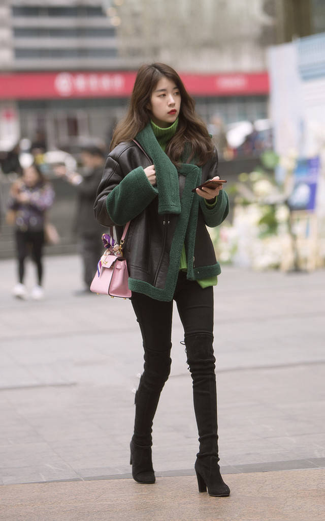 街拍:美女们穿着打扮前卫时髦,脸上的小表情也是楚楚动人,好看_黑色