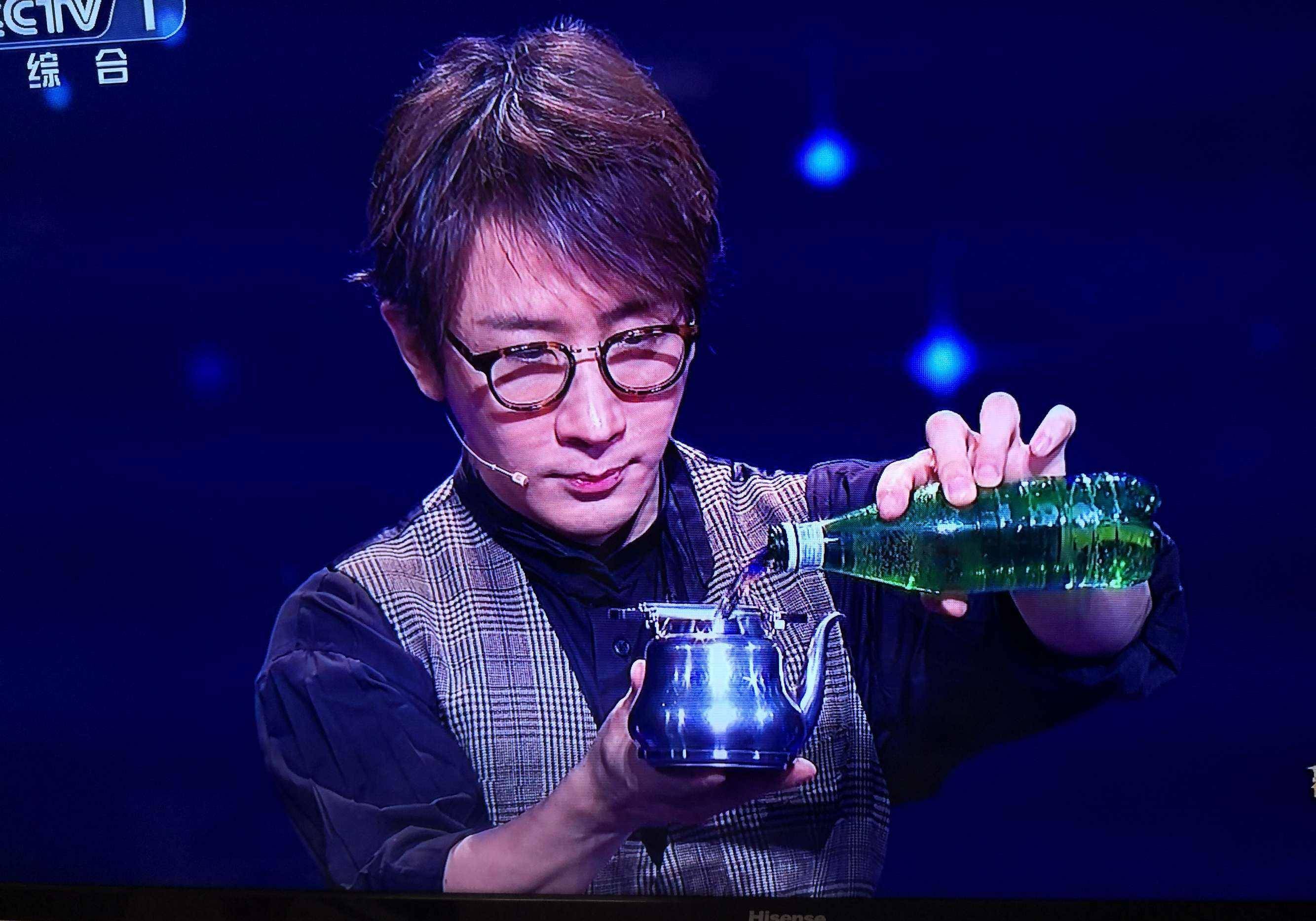 魔术表演全过程是零失误惊呆了围观的日本人他当着日本人的面把踩扁的
