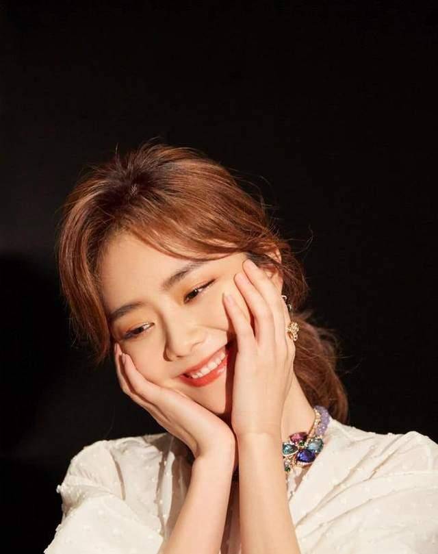 娃娃脸的谭松韵笑容真甜,笑起来给人如沐春风,网友:暖心治愈_观众