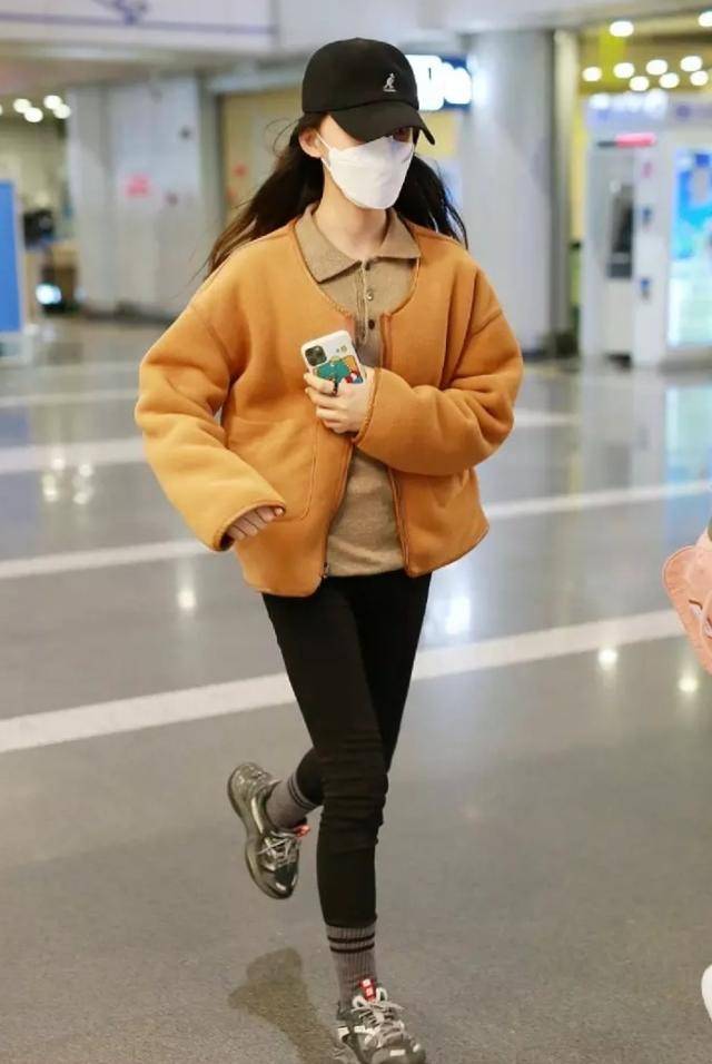 少女林允太养生,穿搭保暖戴口罩现身,一路小跑呆萌可爱_美人鱼_电影