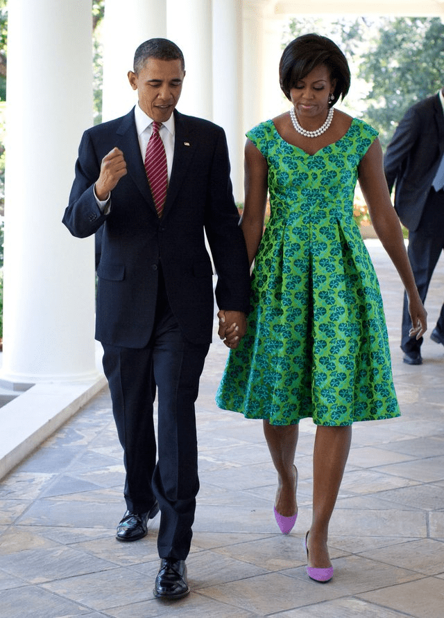 奥巴马夫妇罕露面,米歇尔穿烫金装成焦点,臀部胖变形彻底变大妈_身材