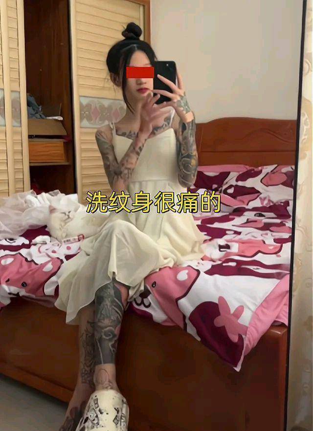 四川女子通体纹身,对着镜子悔不当初,怪我年轻不懂事,网友活该