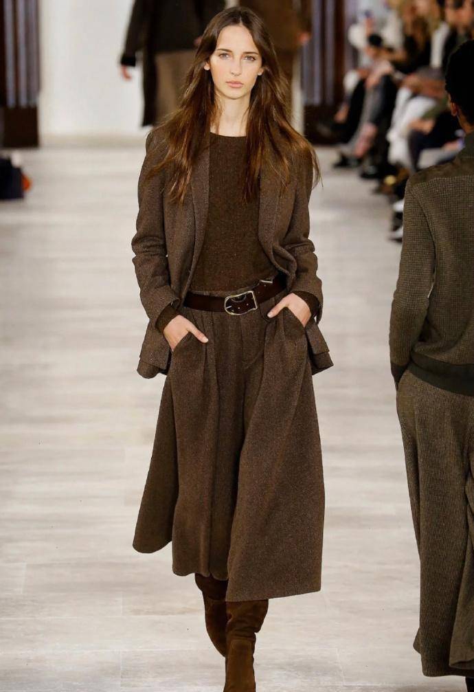 服了,还是秀场穿搭高级,穿大地色服装造型简约时尚,还很有格调 _时尚_