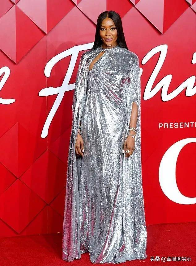 瑞塔·奥拉身穿红色透视礼服出席年度时尚大奖,性感又迷人_穿着_黑色